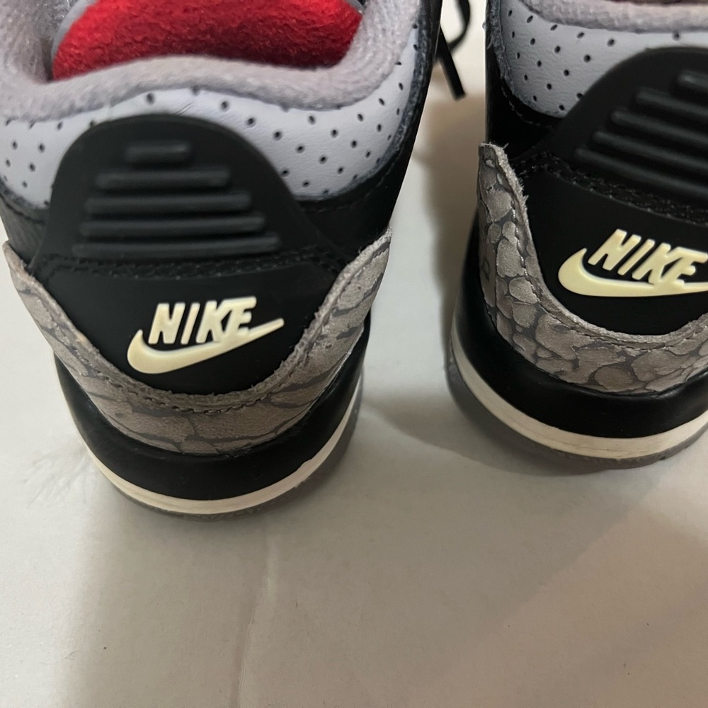 Jordan Kids' Black, Gray & Red Retro Sneakers - Picture 2 of 6